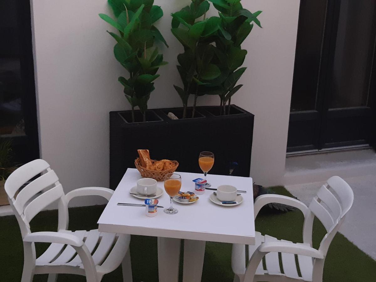 Hotel Emilie Royan Bagian luar foto